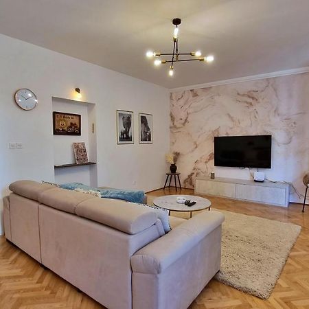 Apartment Hana Omis Bagian luar foto