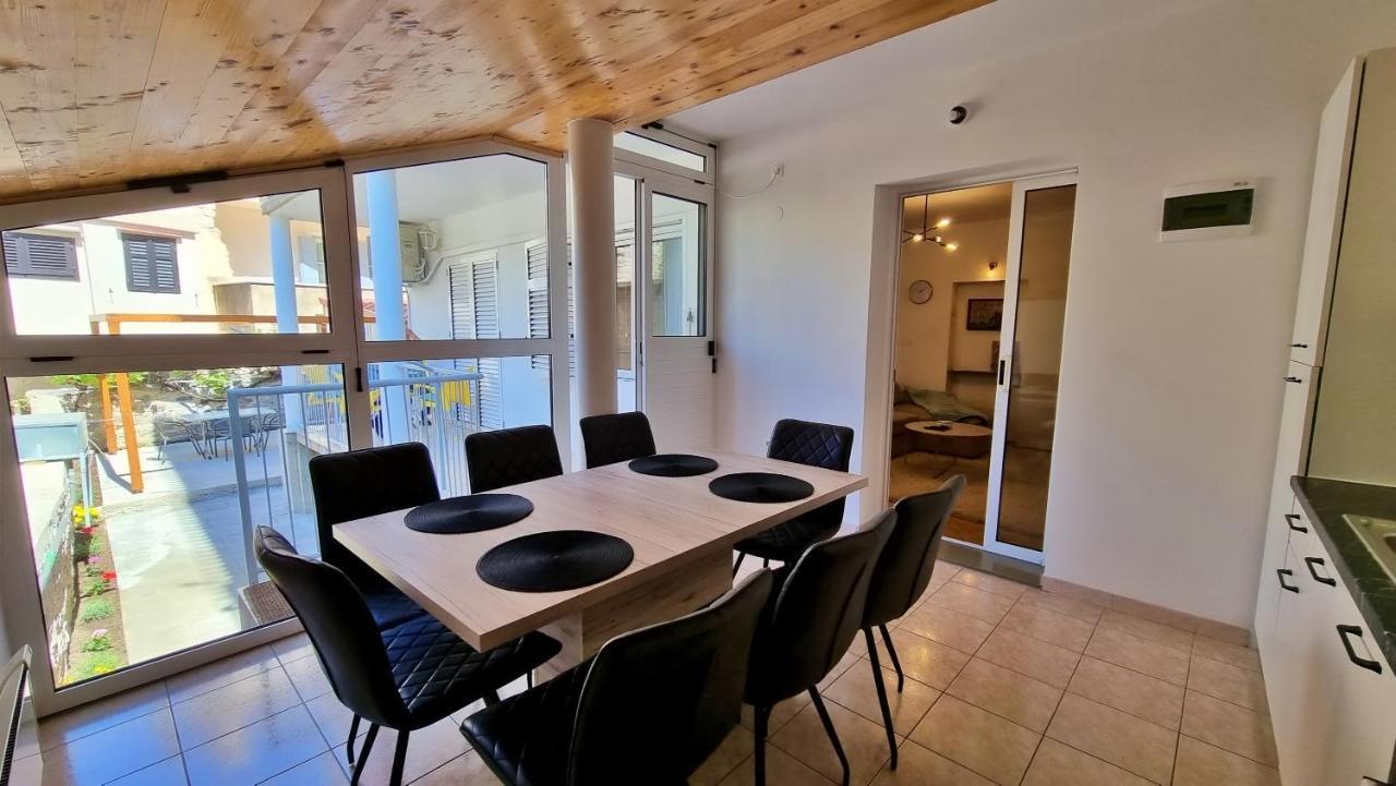 Apartment Hana Omis Bagian luar foto
