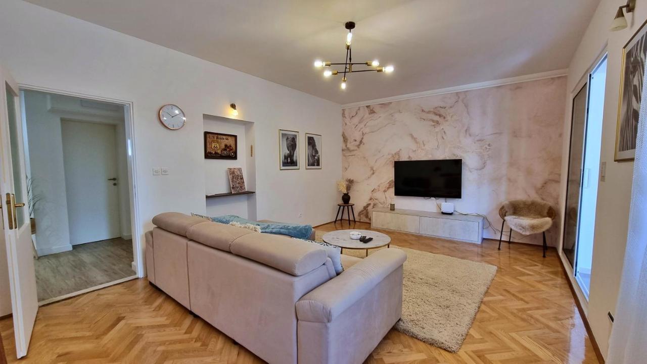 Apartment Hana Omis Bagian luar foto