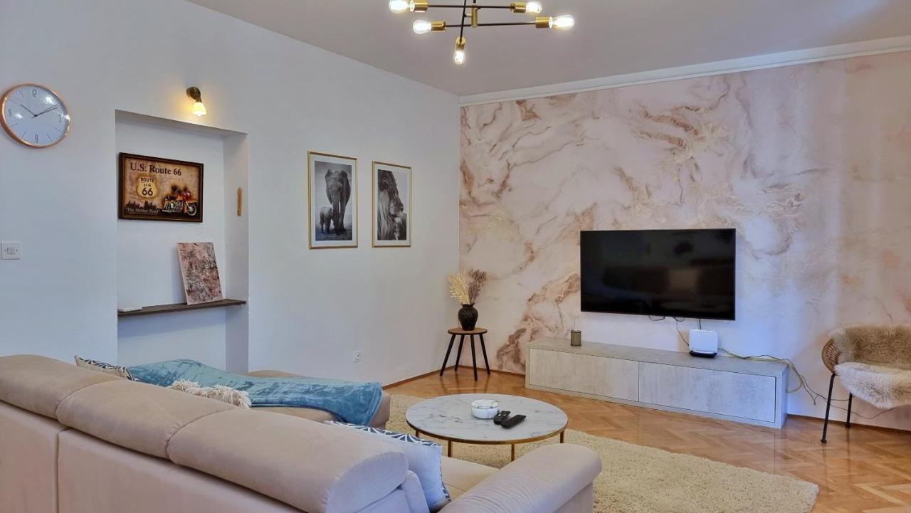 Apartment Hana Omis Bagian luar foto