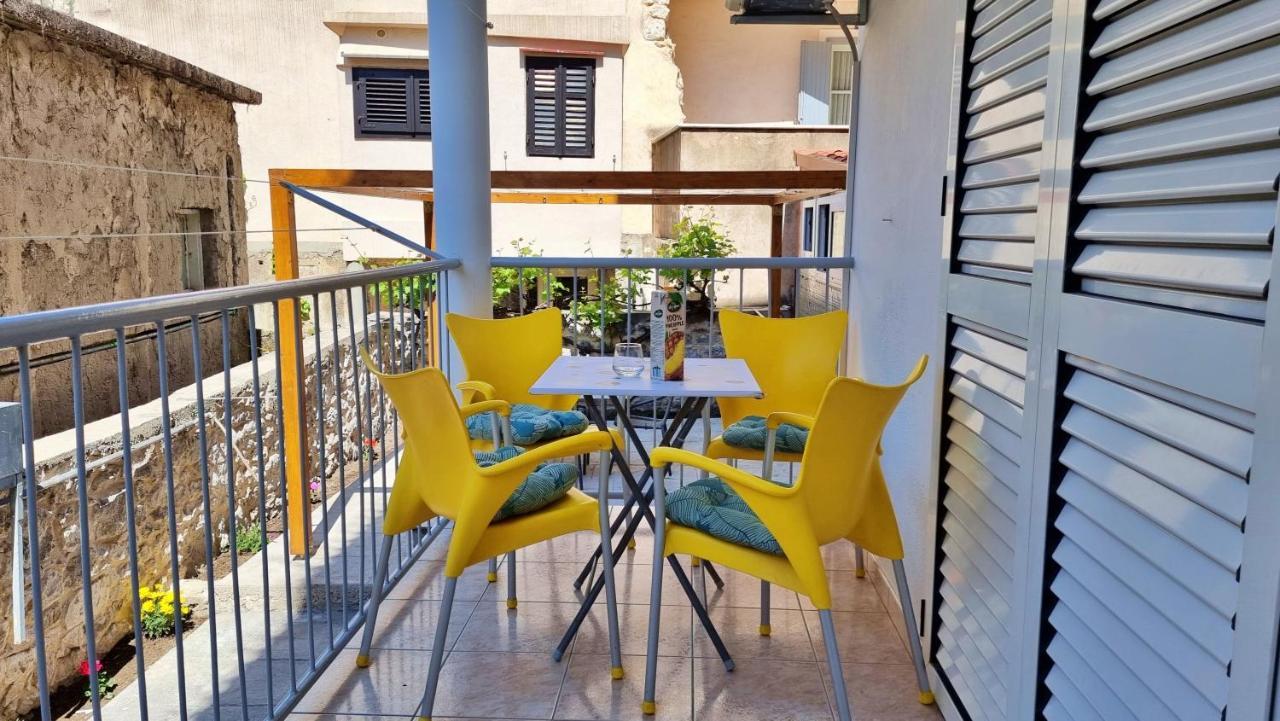 Apartment Hana Omis Bagian luar foto
