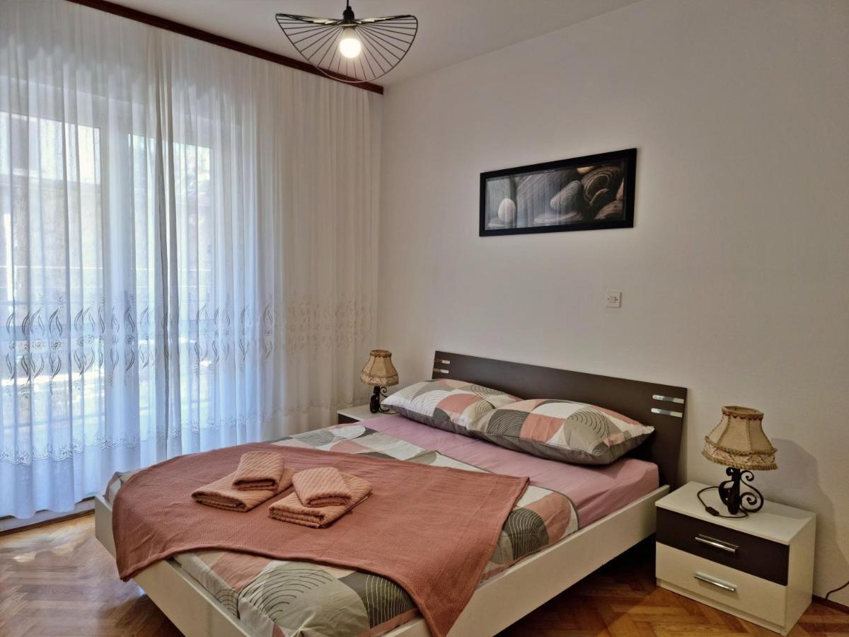 Apartment Hana Omis Bagian luar foto