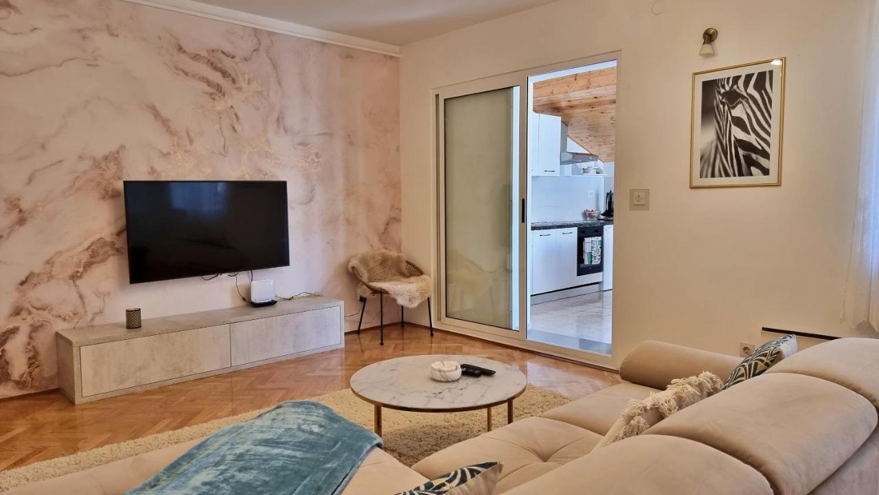 Apartment Hana Omis Bagian luar foto