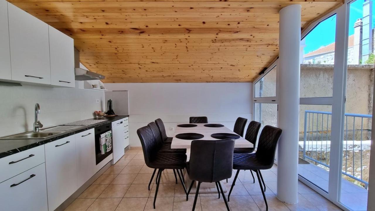 Apartment Hana Omis Bagian luar foto