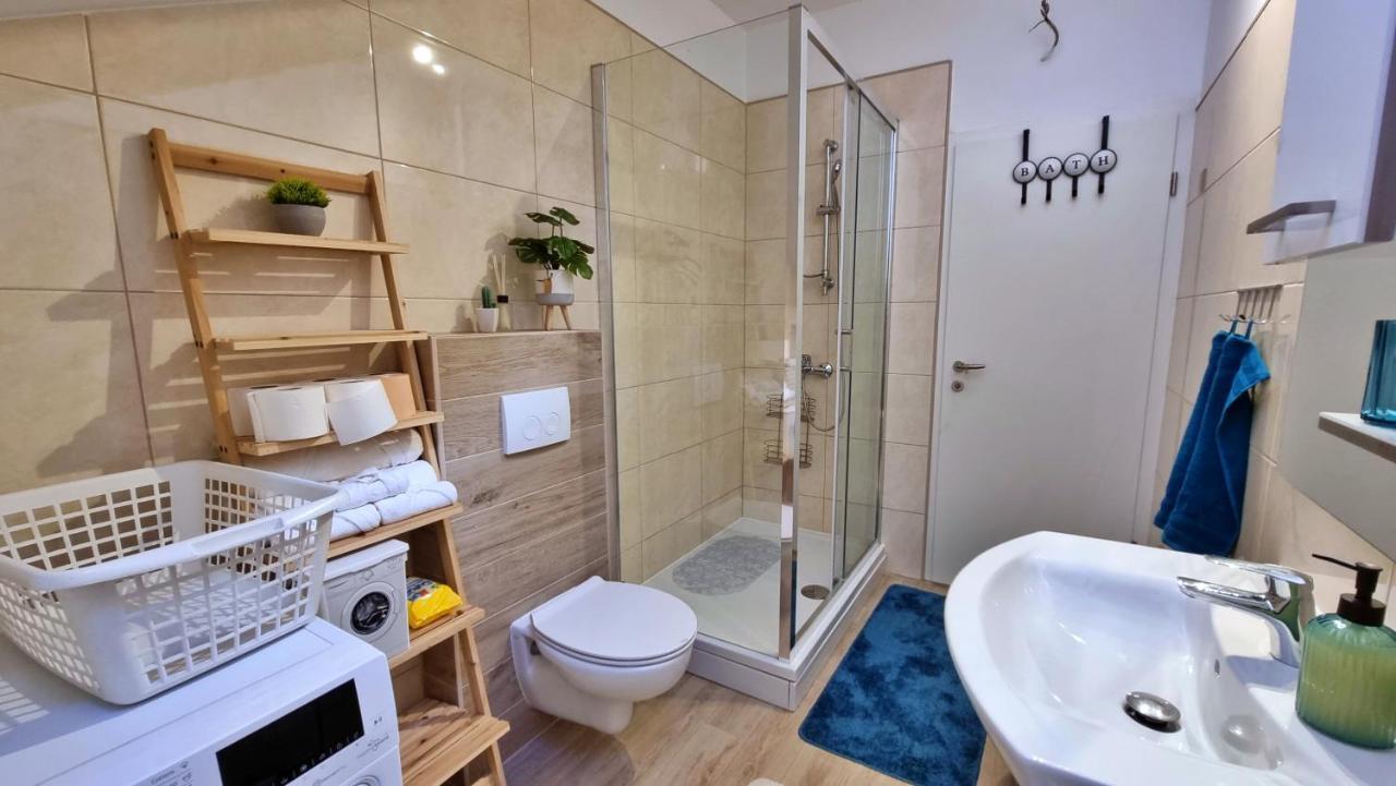 Apartment Hana Omis Bagian luar foto
