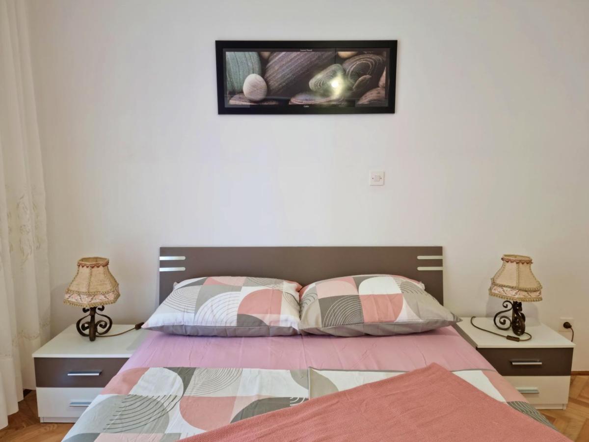 Apartment Hana Omis Bagian luar foto