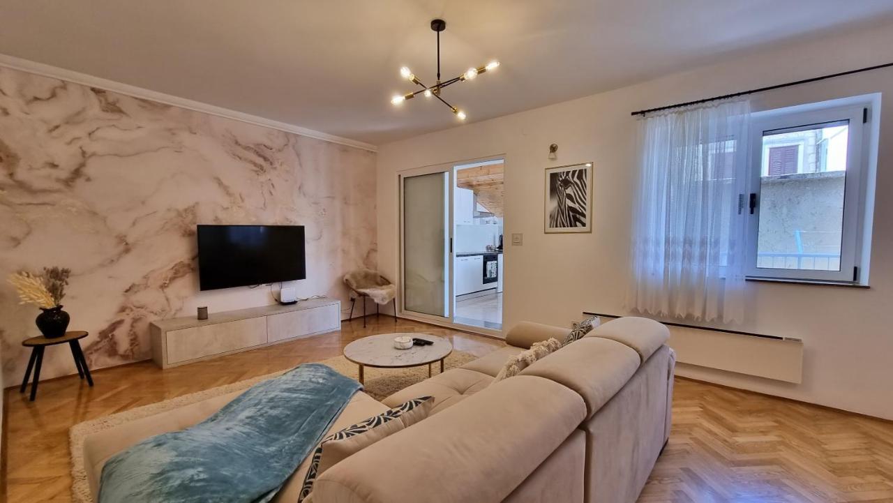 Apartment Hana Omis Bagian luar foto