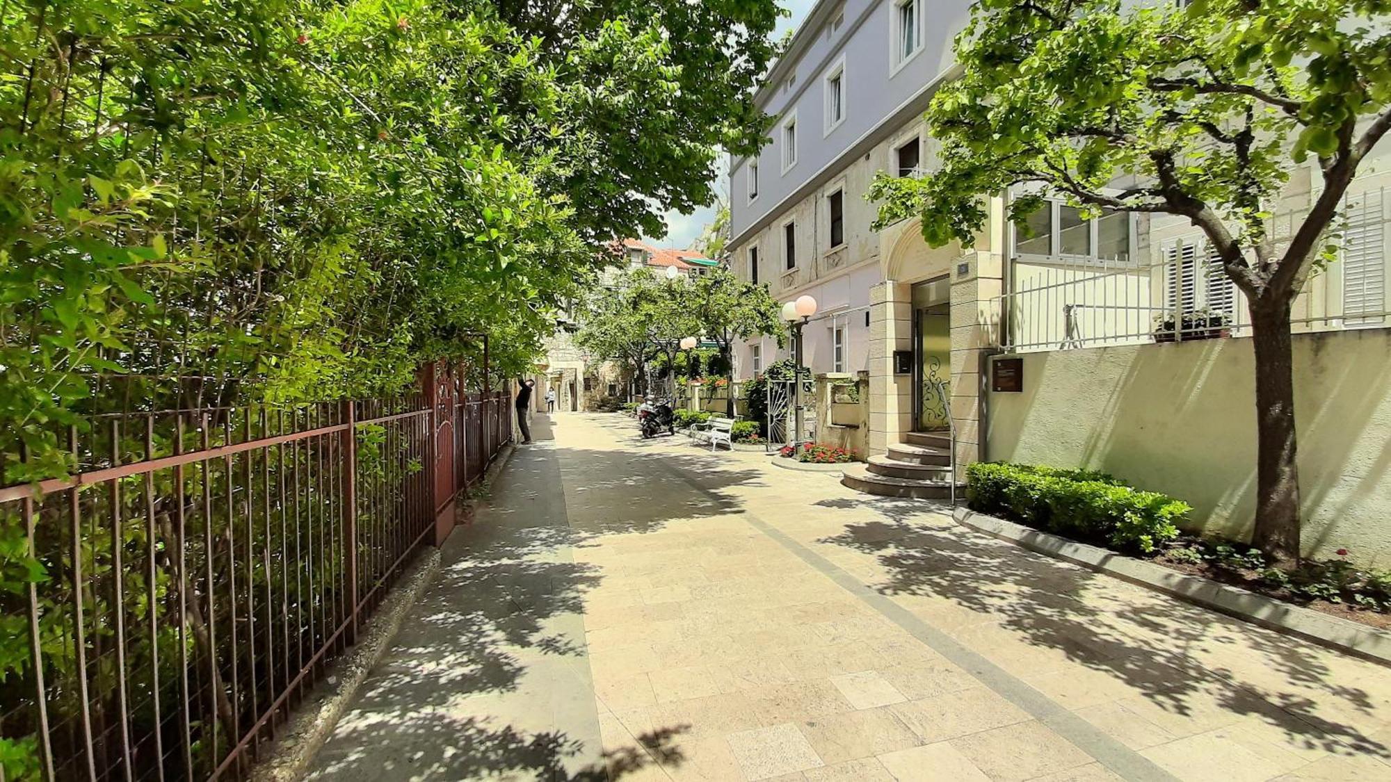 Apartment Hana Omis Bagian luar foto
